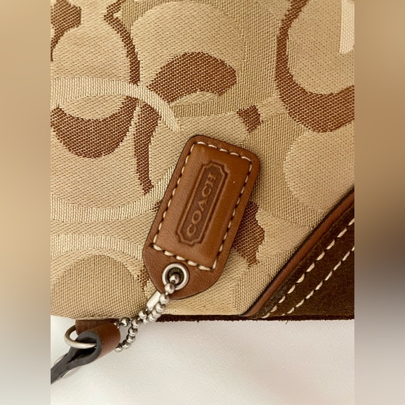 **Sold** Coach Hamptons Optic Signature Capacity Wristlet - Picture 2 of 7